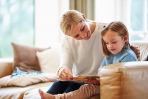moeder-kijkt-met-dochter-die-kinderboek-leest-kinderplezier