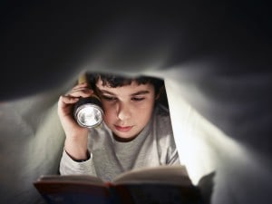 jongen-leest-kinderboek-onder-dekens-met-zaklamp-kinderplezier