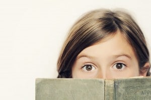 meisje-kijkt-vanachter-kinder-leesboek-kinderplezier