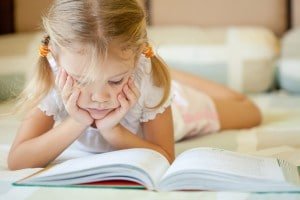 meisje-leest-kinderboek-in-bed-kinderplezier