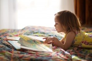 meisje-leest-prentenboek-in-bed-kinderplezier